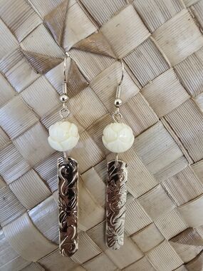 Hamilton Gold Plumeria Pattern Bar Earring